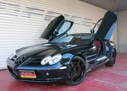 Siêu xe Mercedes SLR McLaren đen bóng cuốn hút