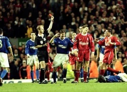 Steven Gerrard từng phải xin lỗi cầu thủ Everton...trong toilet