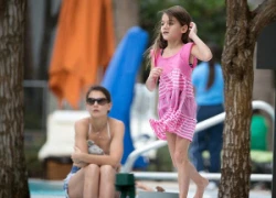 Suri Cruise mơ màng bên hồ bơi