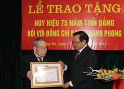 Trao Huy hiệu cao quý cho các Đảng viên lão thành