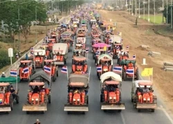 2.000 nông dân Thái lái máy cày đi đòi nợ chính phủ