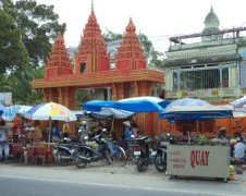 Bán chuột quay, cá khô ngay trước... cổng chùa