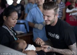 Beckham gây thiện cảm với hành động cho trẻ em vùng bão uống vác xin