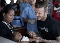 Becks hồn nhiên vui đùa với trẻ nhỏ