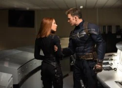 Captain America nắm tay Black Widow đầy ẩn ý