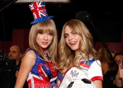 Chân dài Victoria's Secret khoe giọng bên Taylor Swift