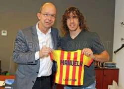 Con gái của Puyol được tặng áo đấu của Barca