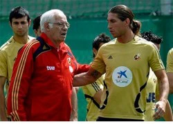 Dàn sao Tây Ban Nha đồng loạt chia sẻ nỗi buồn vì sự ra đi của cựu HLV Luis Aragones