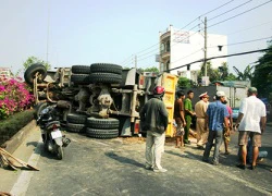 &#8220;Đua tốc độ&#8221;, xe tải chở đất lật chắn ngang đường