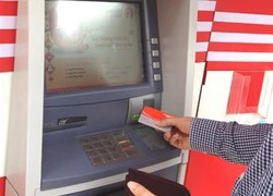 Dùng đầu đọc thẻ để trộm tiền của người dùng ATM