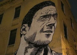 "Fan cuồng" vẽ tranh tường Francesco Totti cao tới 18m