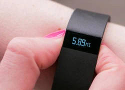 Gây rát da, vòng đeo tay theo dõi sức khỏe Fitbit Force bị thu hồi