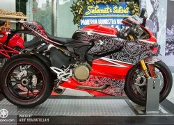 Hai siêu mô tô Ducati trang trí hoa văn độc đáo