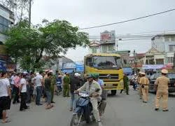 Học sinh lớp 12 lao đầu vào xe tải vì... giận người yêu