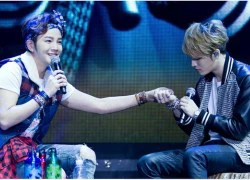 Jang Geun Suk và Jaejoong bồng bế, nắm tay nhau tình cảm trên sân khấu