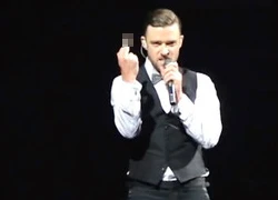 Justin Timberlake giơ "ngón tay thối" với fan trong concert