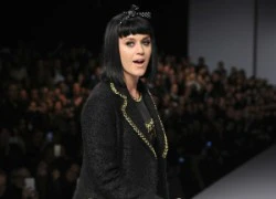 Katy Perry bị fan kêu la ngay trên sàn catwalk