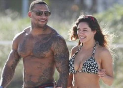 Kelly Brook vượt mặt Cheryl