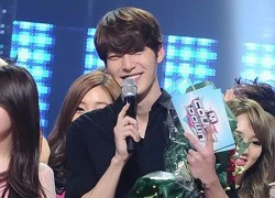 Kim Woo Bin cười "tít mắt" khi nhận hoa từ fans