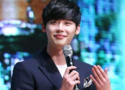 Lee Jong Suk bảnh bao, cười tít mắt sau khi nhiễm cúm A/H1N1