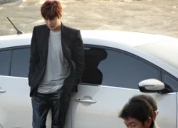 Lee Min Ho co ro trong giá rét, chụp hình quảng cáo ở bến sông