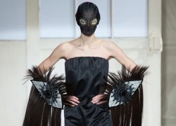 Mẫu bọc kín mặt trong đồ Couture của Maison Martin Margiela