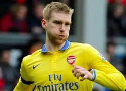 Mertesacker bị đàn em cho ăn "tẩn"?