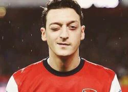 Mesut Oezil lại bị fan hâm mộ bêu riếu