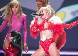 Miley Cyrus hở hang quá đà trong concert