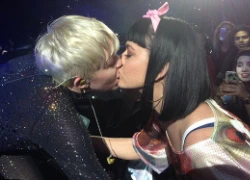 Miley Cyrus hôn Katy Perry trong concert