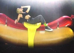 Miley khoe ảnh mút tay, cưỡi hotdog khổng lồ