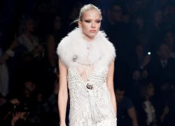 Người mẫu catwalk quanh vòng lửa ở show Roberto Cavalli