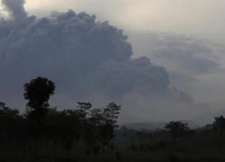 Núi lửa Indonesia phun trào, 200.000 người sơ tán