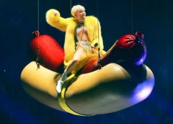 &#8220;Phát hoảng&#8221; trước BST đồ diễn phản cảm của Miley Cyrus