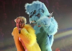 Phụ huynh fan phàn nàn, đòi Miley hủy tour 19+