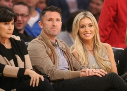 Robbie Keane mừng tuyệt phẩm bên vợ xinh