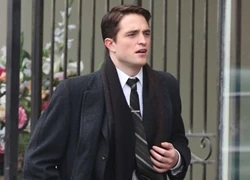 Robert Pattinson cạo râu, nhuộm tóc làm nhiếp ảnh gia nổi tiếng