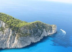 Tắm nắng bên xác tàu ở vịnh Navagio, Hy Lạp