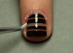 Tự vẽ nail 'ngựa vằn' độc đáo