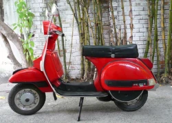 Vespa PX150 khoe dáng ở Cam Ranh