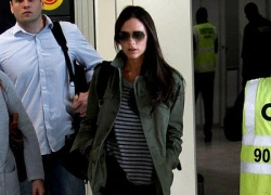 Victoria Beckham mặc giản dị, năng động tại sân bay