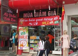 8-3: Phái nữ Hà Nội đội mưa mua mỹ phẩm