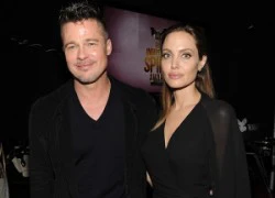 Angelina Jolie được Brad Pitt đỡ khi suýt ngã ở lễ trao giải