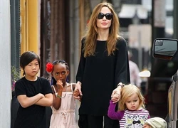 Angelina Jolie tập làm phù thủy với con trong phòng tắm