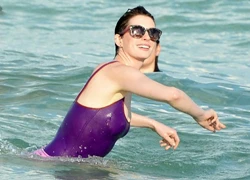 Anne Hathaway khoe body trong bộ đồ ướt át