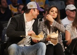 Ashton Kutcher buồn rầu khi phải hôn bạn gái trước đám đông