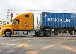 Băng ngang quốc lộ, bé trai bị xe container cán chết