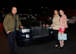 Bầu Minh Chánh đưa vợ và Giám khảo Hạ My đi ăn tối bằng siêu xe Rolls-Royce