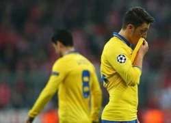 Bayern đối mặt án phạt vì CĐV 'trêu' Ozil đồng tính