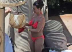 Britney Spears "đen nhẻm" và sồ sề trong bộ bikini hồng chóe